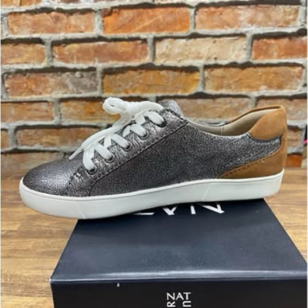 New Naturalizer Morrison silver crackle sneaker 8.5M